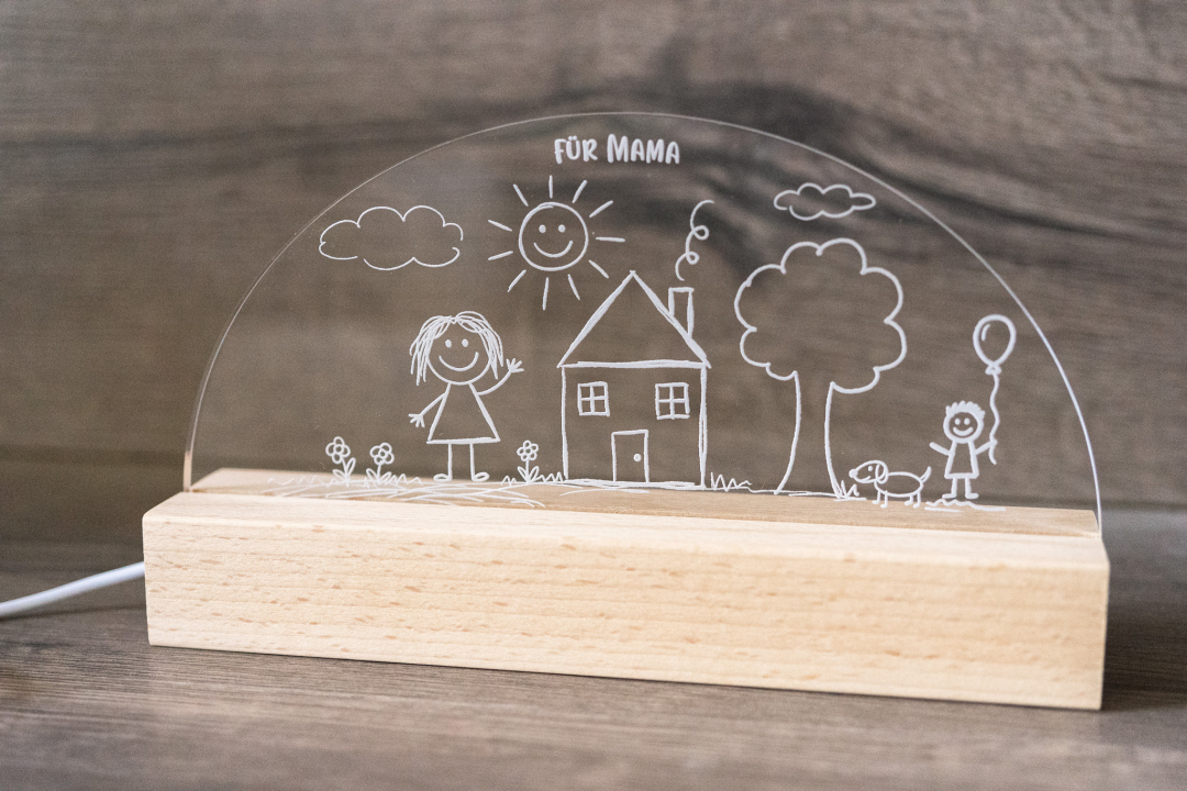 Preview: Personalisierte LED-Tischlampe mit gravierter Kinderzeichnung und Schriftzug „Für Mama